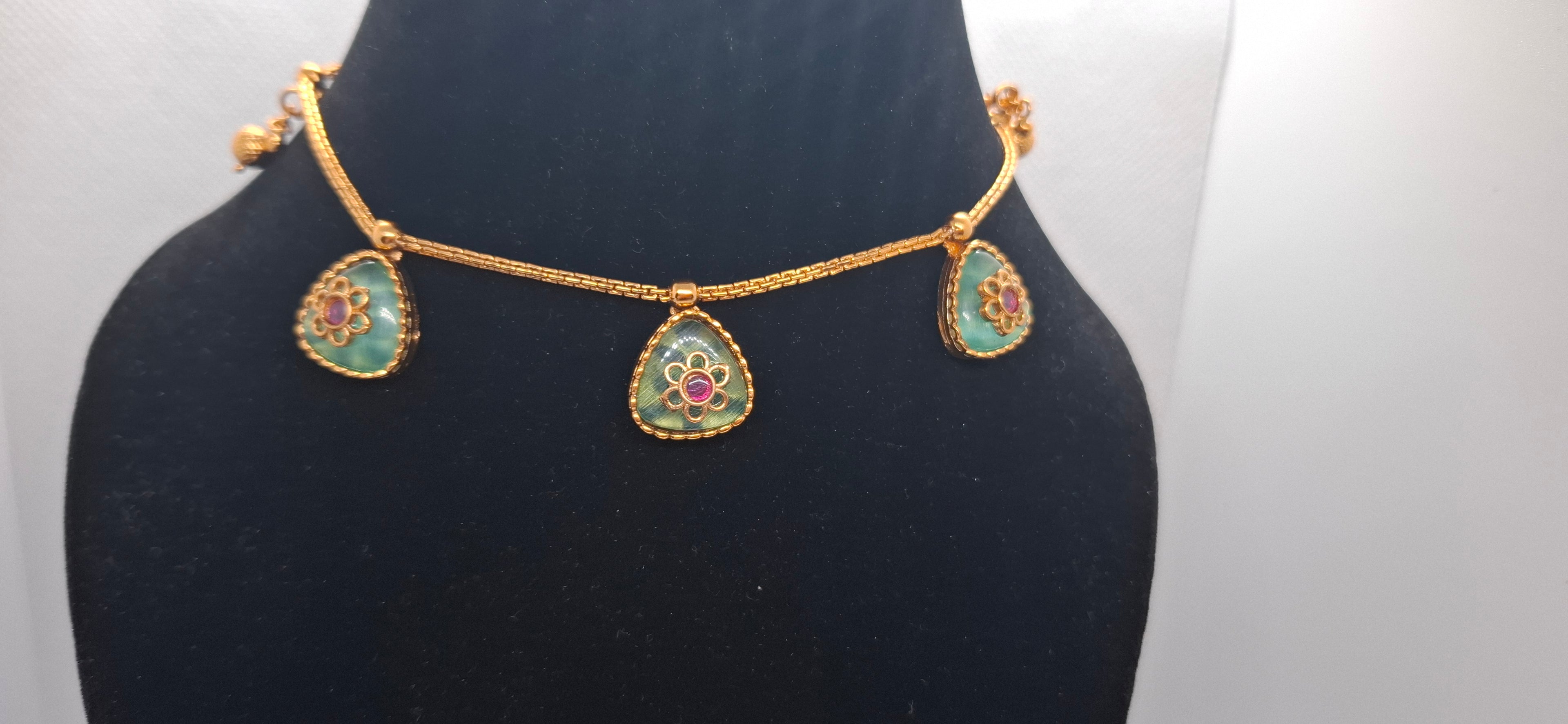 Delicate Green Teardrop & Floral Motif Choker Set with Matching Studs